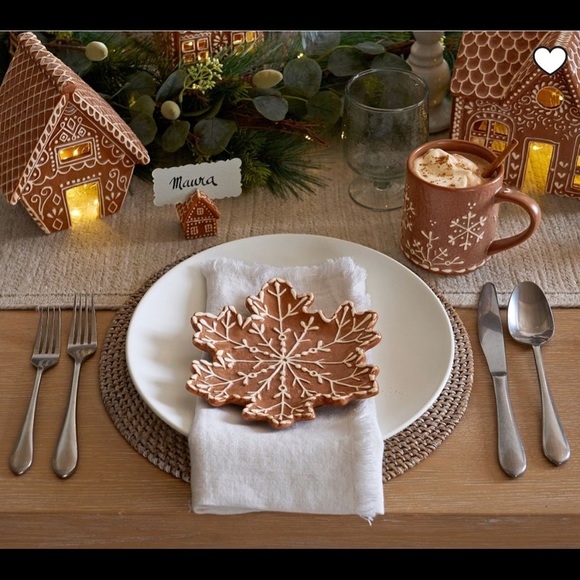 Pottery Barn Gingerbread snowflake plates (4) - Picture 2 of 4